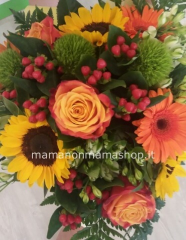 Bouquet assortito di fiori freschi colorati.