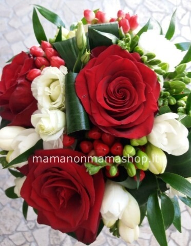 Bouquet di rose rosse e fiori bianchi disponibili